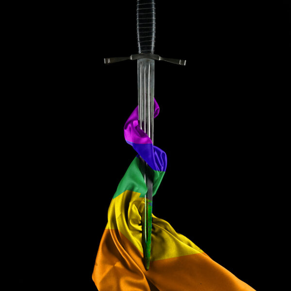 Épée et drapeau arc-en-ciel